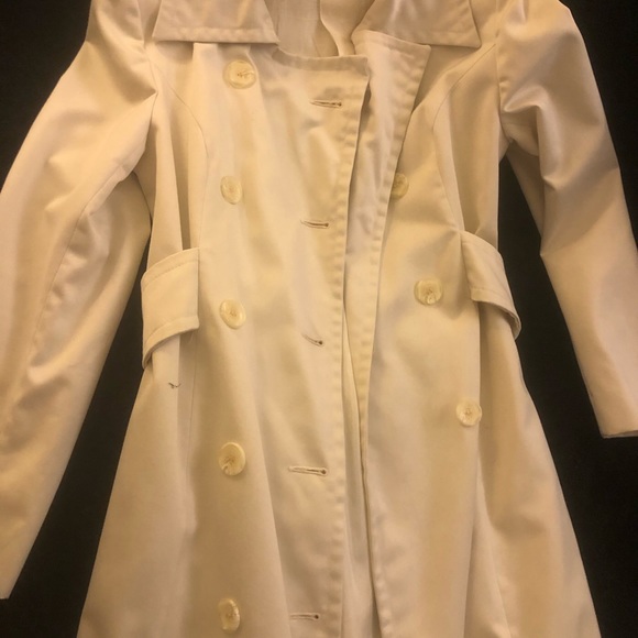 Vintage long yellow/off white trench coat with buttons  & belt for waist/wrists - Picture 4 of 6